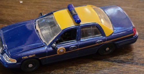 1:64 Spec Cast 3¼" 2001 Ford Crown Victoria West Virginia State Patrol - Picture 7 of 13