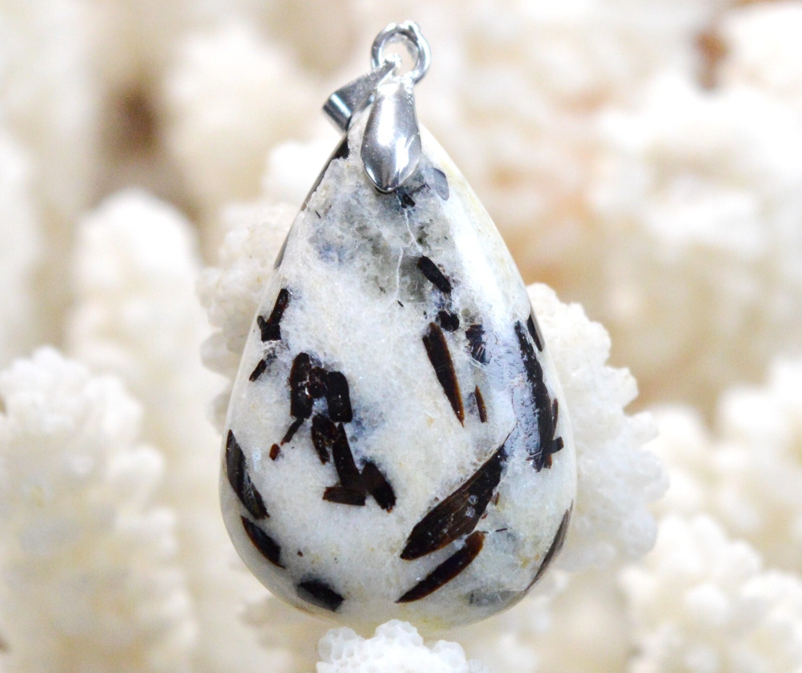 Astrophyllite pendentif cabochon en pierre naturelle une œuvre de la Terre