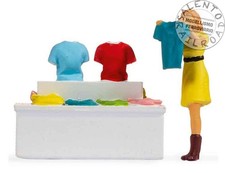 Noch 16508 personaggi: donna che fa shopping di abbigliamento in scala 1:87 H0