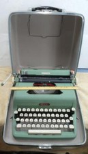 Vintage Green Royal Quiet DE LUXE Portable Typewriter w/ Case !! thumbnail
