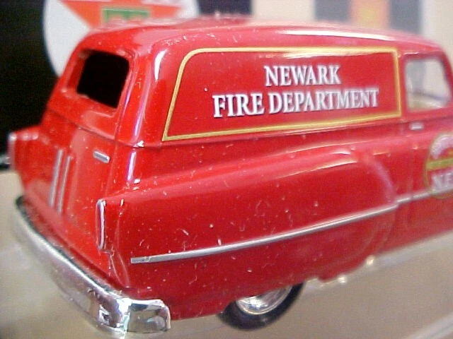 NEWARK FIRE DEPT.   1953 PONTIAC PANEL 2002 CORGI FIRE HEROES     1:64 DIE-CAST - Image 4 of 4