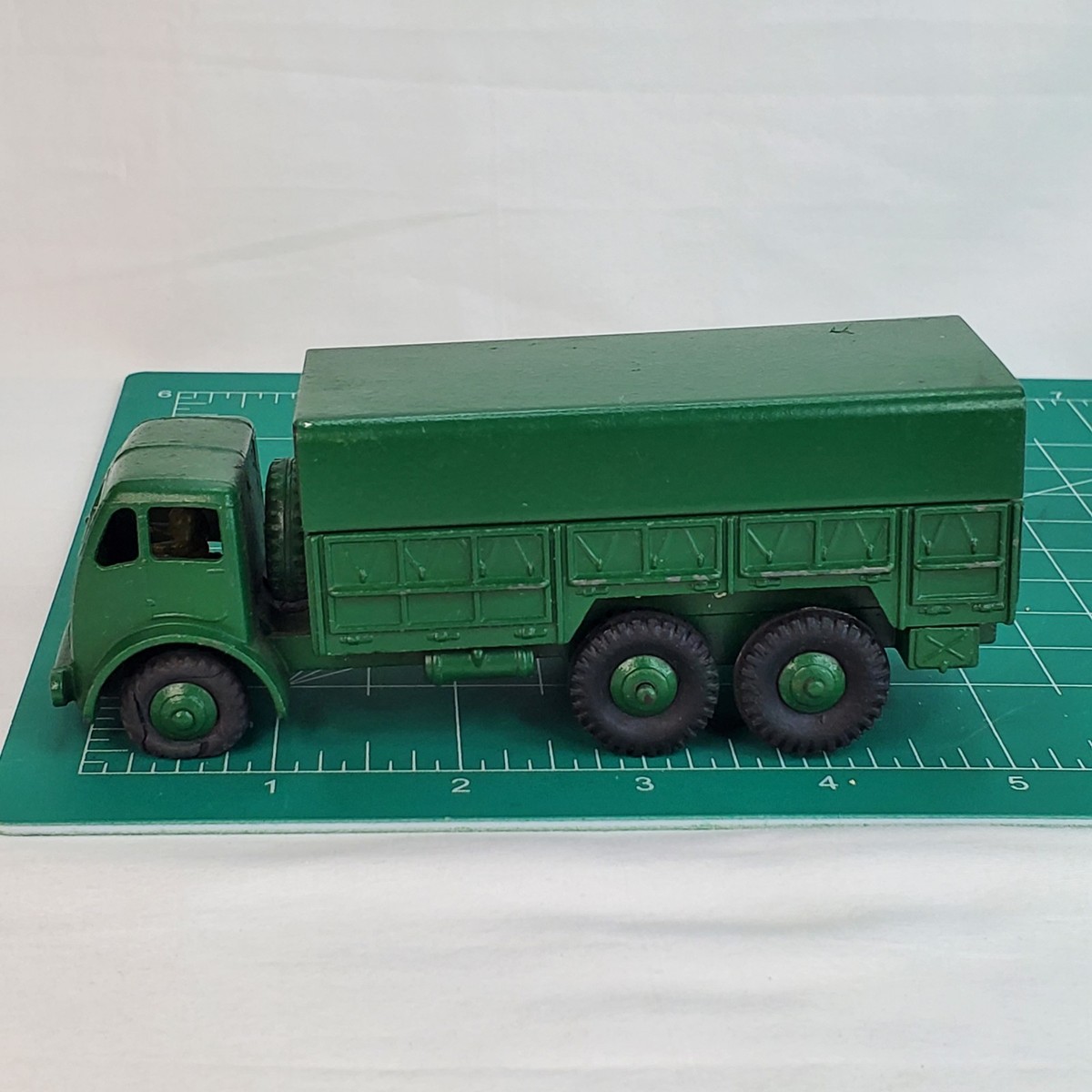 DINKY SUPERTOYS #622 10-TON ARMY TRUCK & 7 Crew Meccano England
