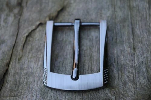 Fibbie neri in metallo per cinture da uomo