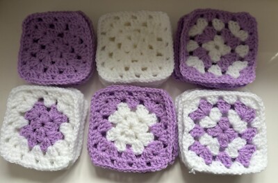 90 x NEU SCHÖNE HANDGEFERTIGTE GEHÄKELTE GRANNY SQUARES BABY WEISS & FLIEDER 6 DESIGNS