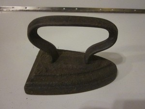 Antique SOLID CAST IRON ONE PIECE Sad Iron 6" LONG