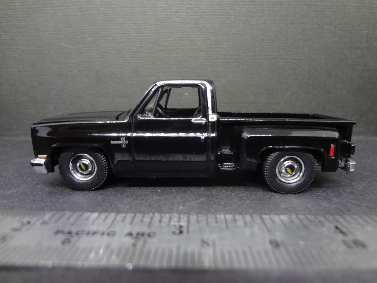 オートワールド1983 シボレー・シルバラード オートワールド 1/64 1983 シボレー シルバラード 10 グロス