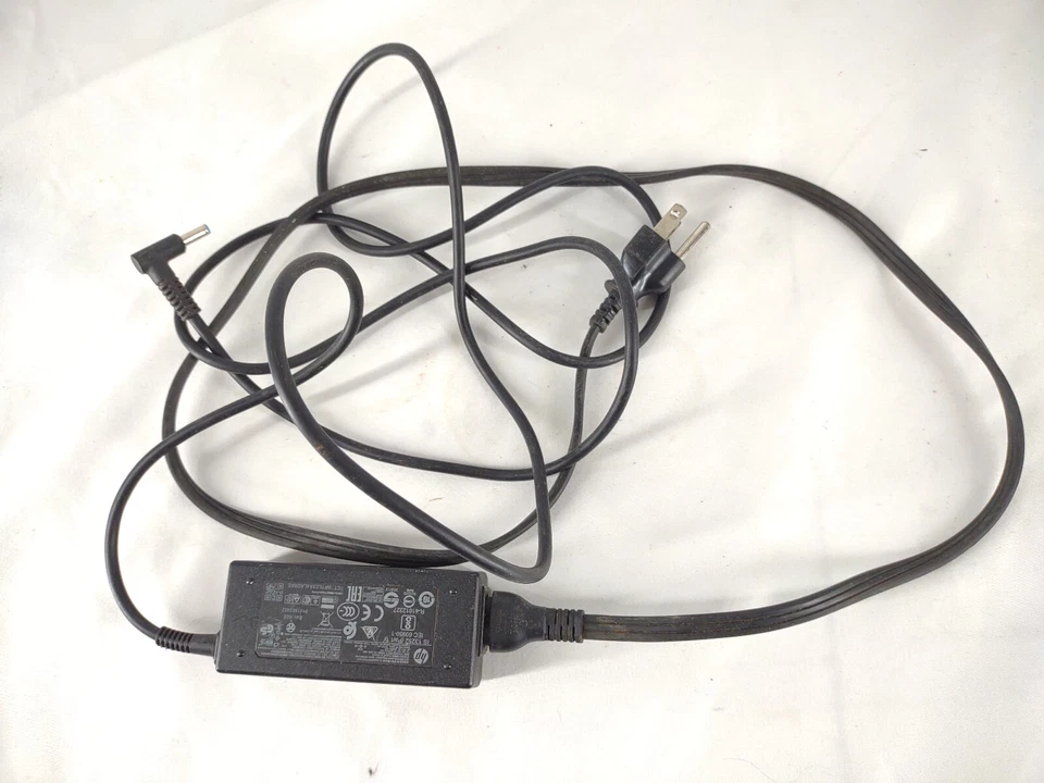 Adaptador de corriente HP Cargador Universal 240V 50-60Hz 1.1A Cable para portátil HP IS 13252  Foto 2 de 4