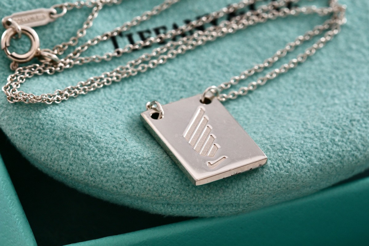 Tiffany & Co. Silver Nikes 2015 Women Marathon 16 Tiffany & Co. Silver Nikes 2015 Women Marathon 16