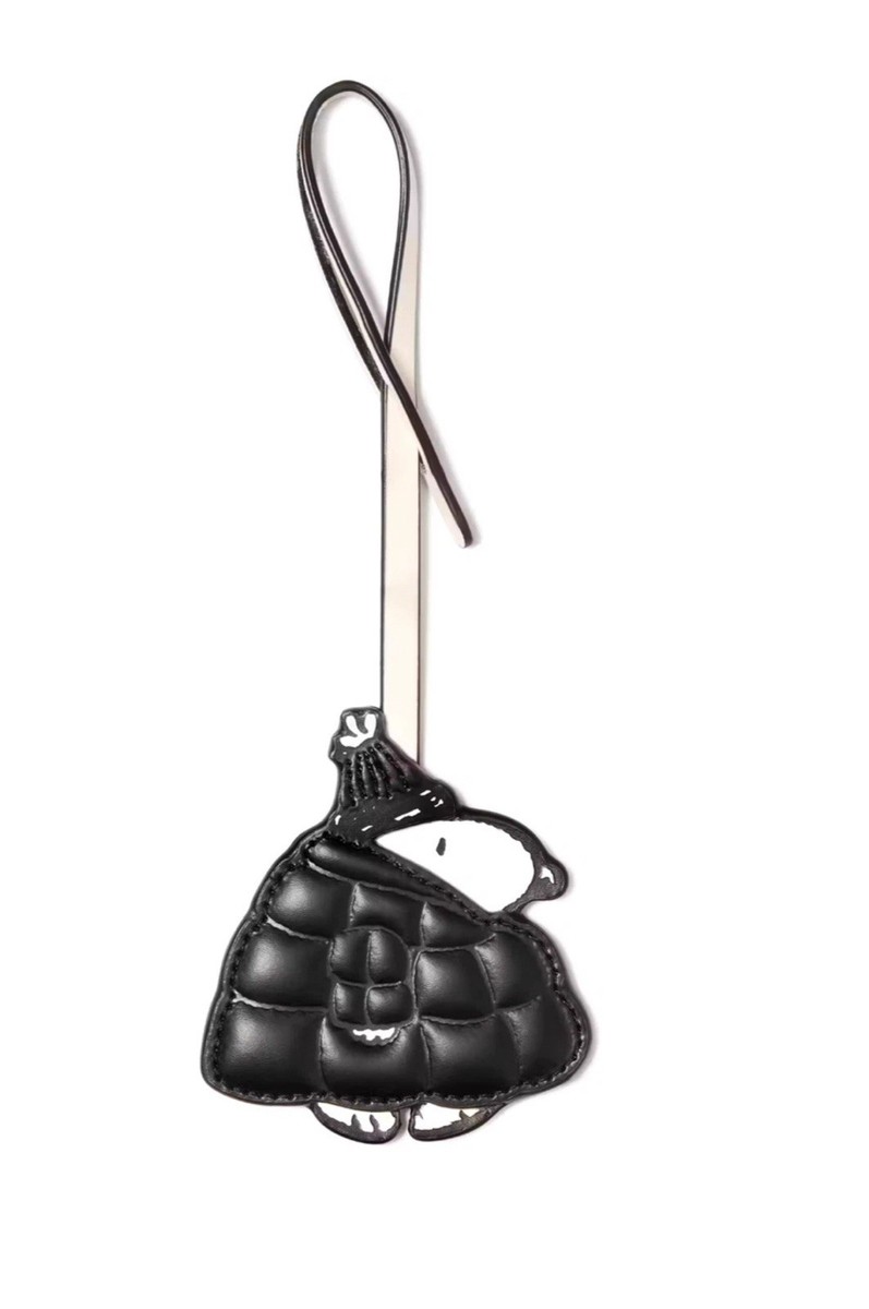 Kate Spadeスヌーピーチャーム　クッション素材 KATE SPADE PEANUTS X KATE KM581 PUFFY BLACK/WHITE SNOOPY BAG CHARM