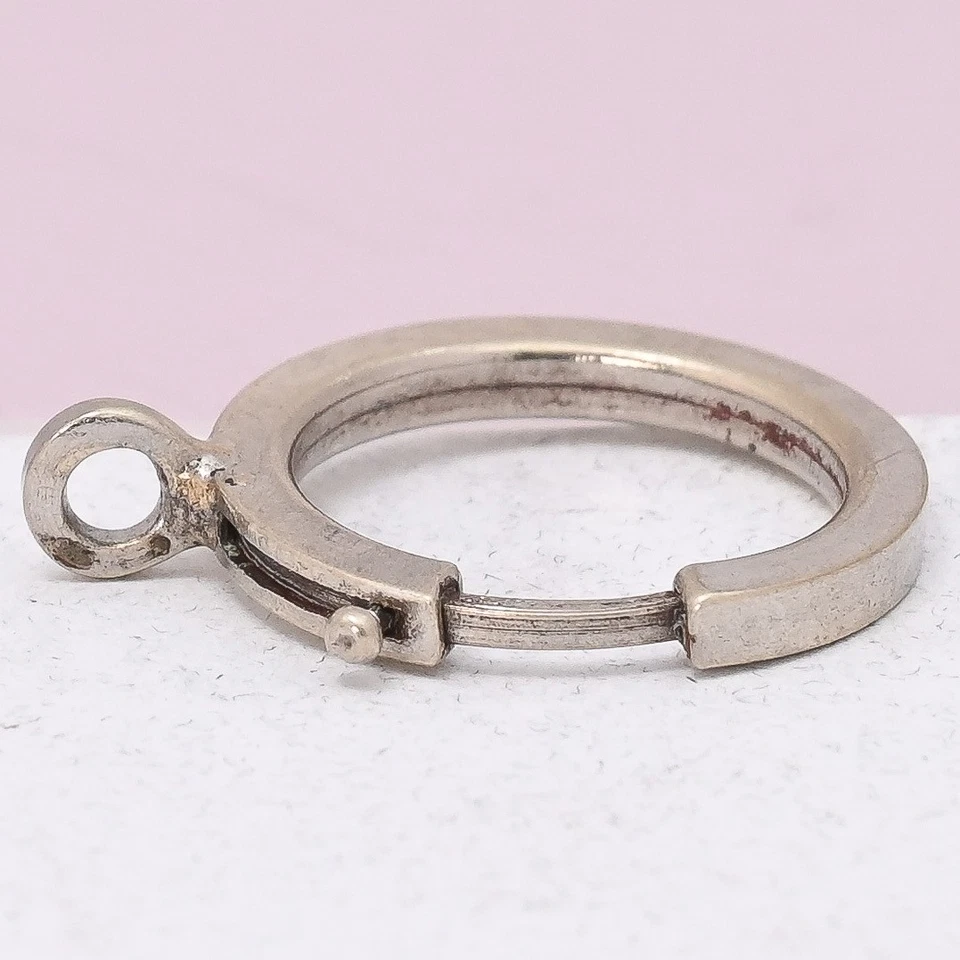 Antiguo broche de anillo de resorte victoriano tono plata de gran tamaño para colgante de dijes Foto 2 de 4