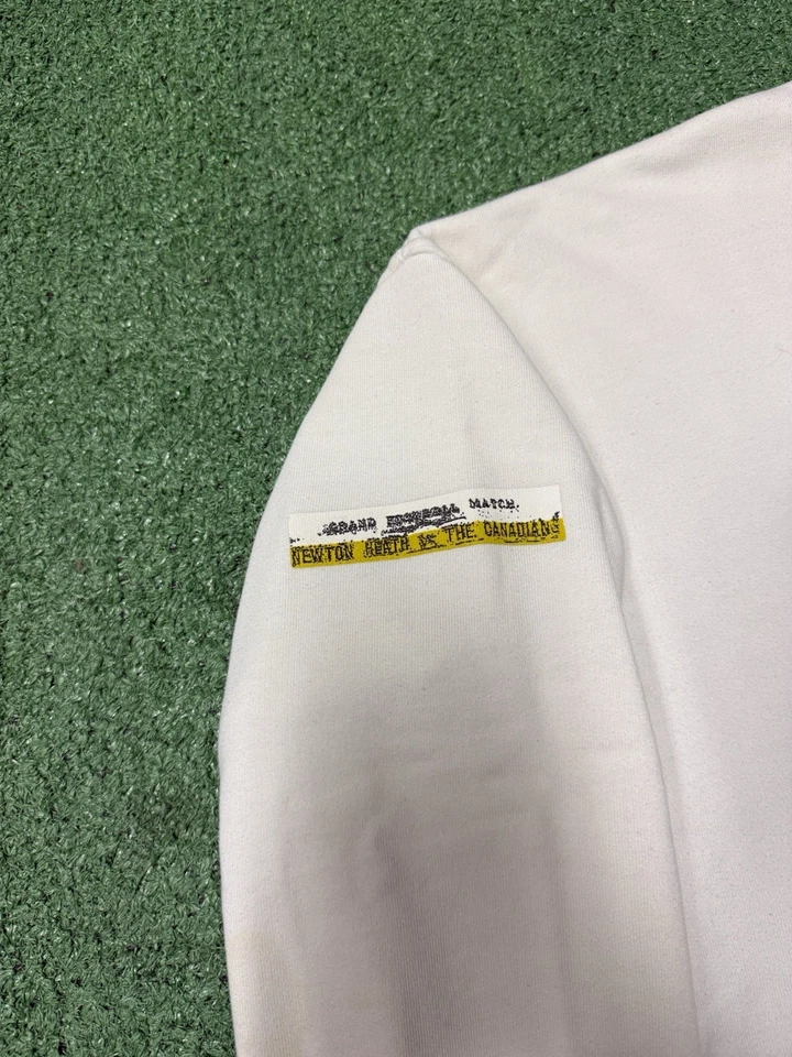 Vintage Manchester United Umbro Football Sweatshirt Size Medium White VTG MARKED - Image 4 of 4