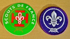 2 insignes → SCOUTS de France