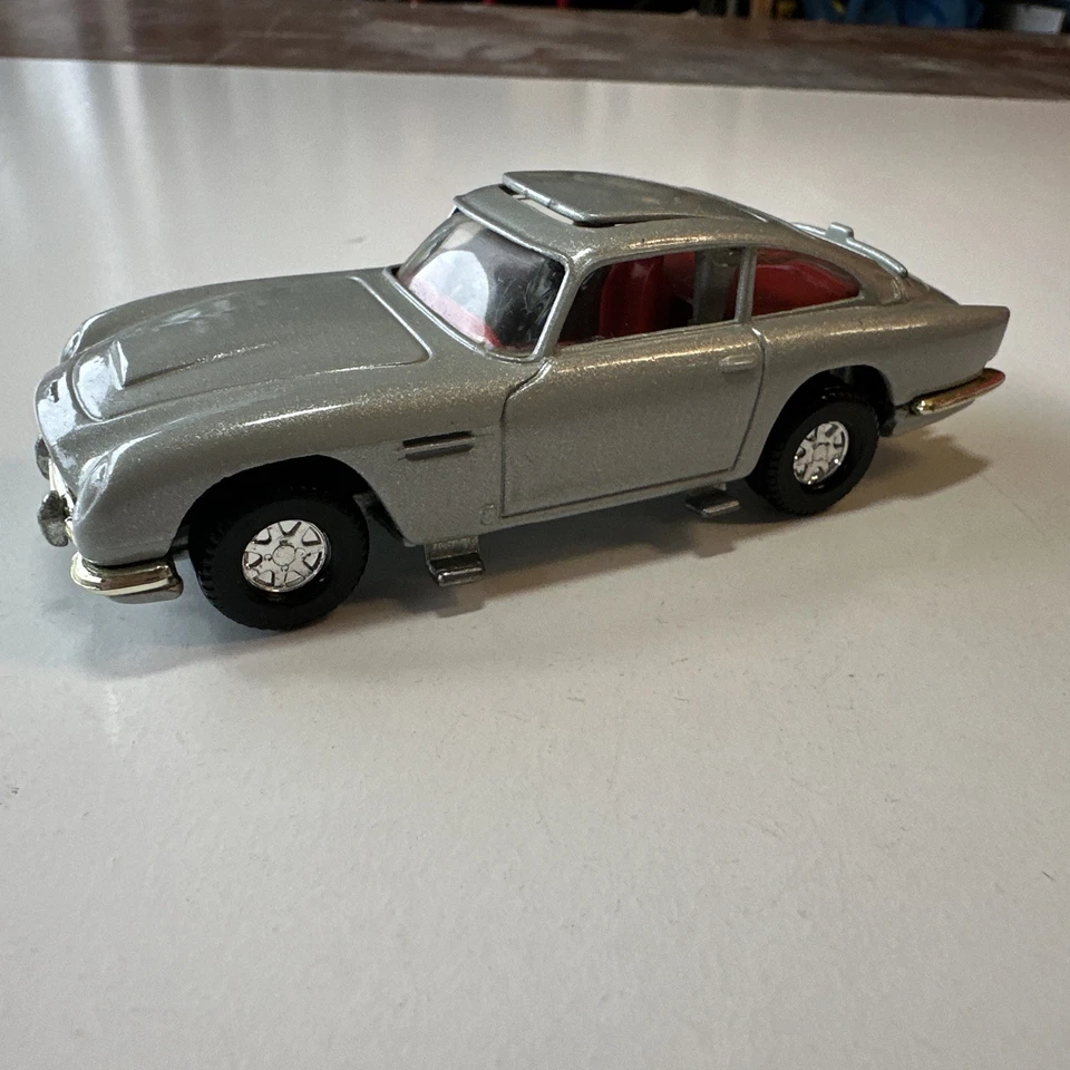 Corgi Aston Martin DB5 James Bond 007 - Plata 70021 (50M) Foto 2 de 4