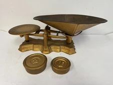 Vintage READING HARDWARE CAST IRON BALANCE SCALE  Brass Trays 1-2 lb Weights