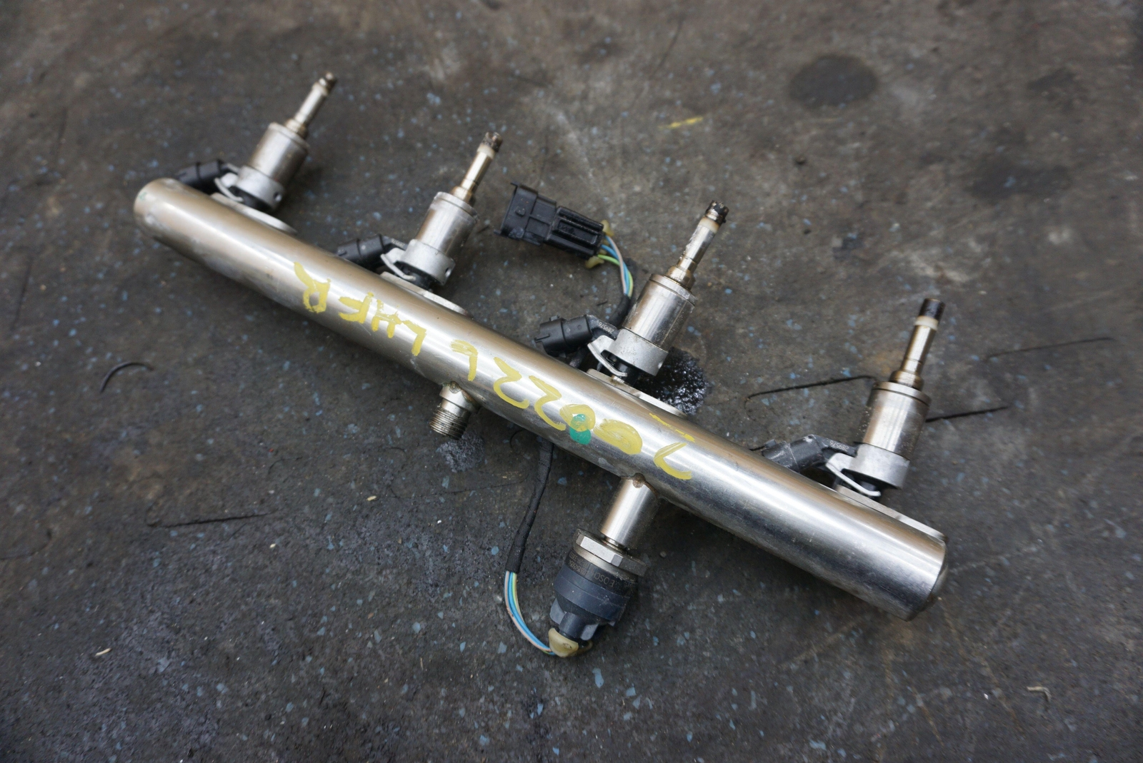 3.9L V8 Fuel Injection Rail Pipe & Injector 326631 Ferrari California T 2015