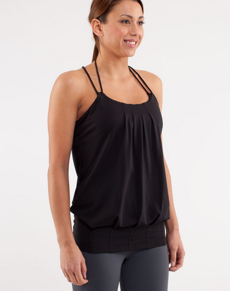 Lululemon ブラック タンクトップ サイズ4 NWOT Lululemon Black Flow And Go Built-In Bra Tank Top 4 XS