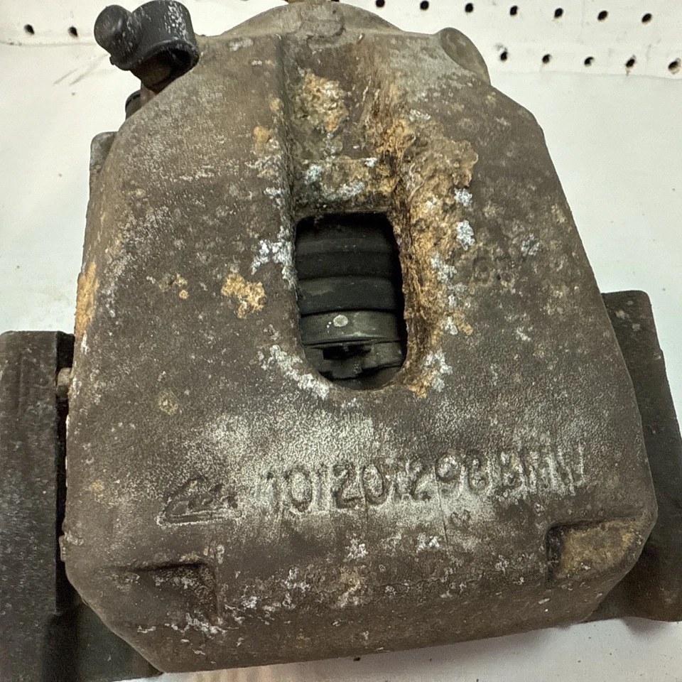 99 BMW 528i Rear Brake Caliper Pair L&R OEM - Image 3 of 4