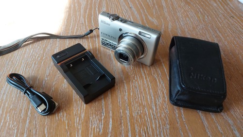 Nikon Coolpix S570 12.0MP Digitalkamera getestet + Ladegerät, Akku, SD, Tasche