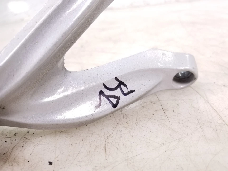 Hyosung GT650R GT 650 2016 Comet reposapiés trasero derecho pasajero reposapiés y montaje Foto 3 de 4