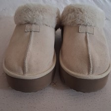 Joyspun Women's Faux Suede Faux Fur Lined Slip-On Slippers Beige/Brown 8