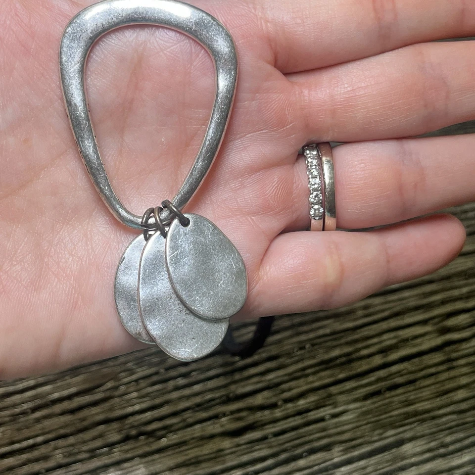 Paquete de collar de pavo real con pedrería de marca de la suerte y colgante en tono plata sobre cuero Foto 3 de 4