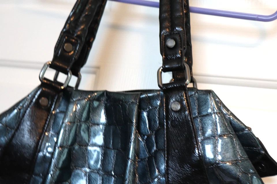 Bolso Hobo Grande Simply Vera Wang Negro/Verde azulado Imitación Charol Look 15x12x4 Foto 3 de 4