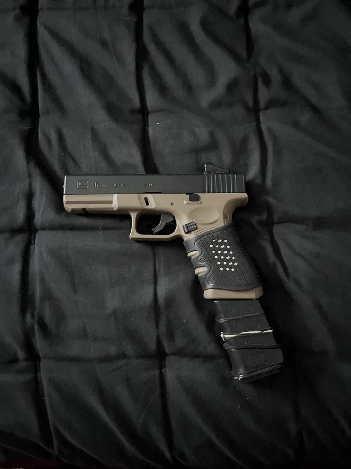 Rifle Crossman Honey Badger bronceado de 4,5 mm y Glock 17 G4 Foto 4 de 4