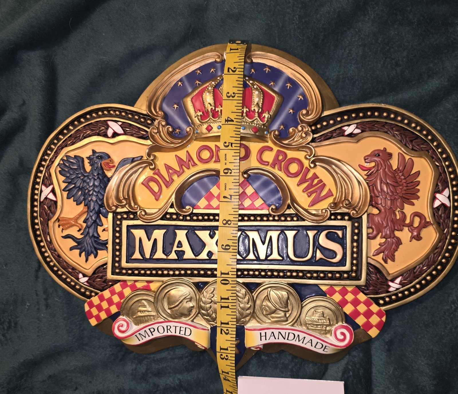 DIAMOND CROWN MAXIMUS RESIN WALL PLAQUE PLUS A CIGAR CASE CONTAINING CIGARS 