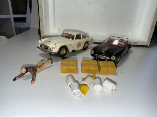 Original Scalextric James Bond 007 set Aston Martin & Mercedes 190sl (104a)