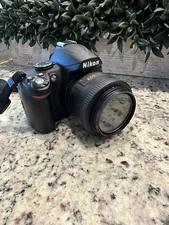 Nikon D D3000 35mm f/1.8G AF-S DX VR Nikkor Digital SLR Camera