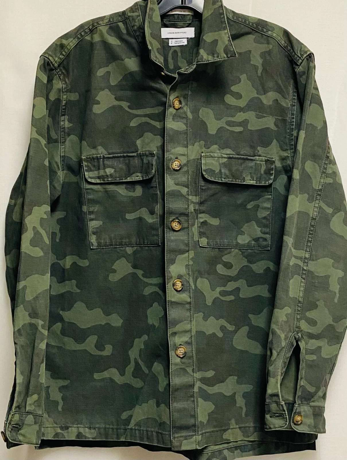 VINTAGE UO OLIVE GREEN MILITARY CAMOFLAGE BUTTON DOWN JACKET OVERSIZED FIT -SM