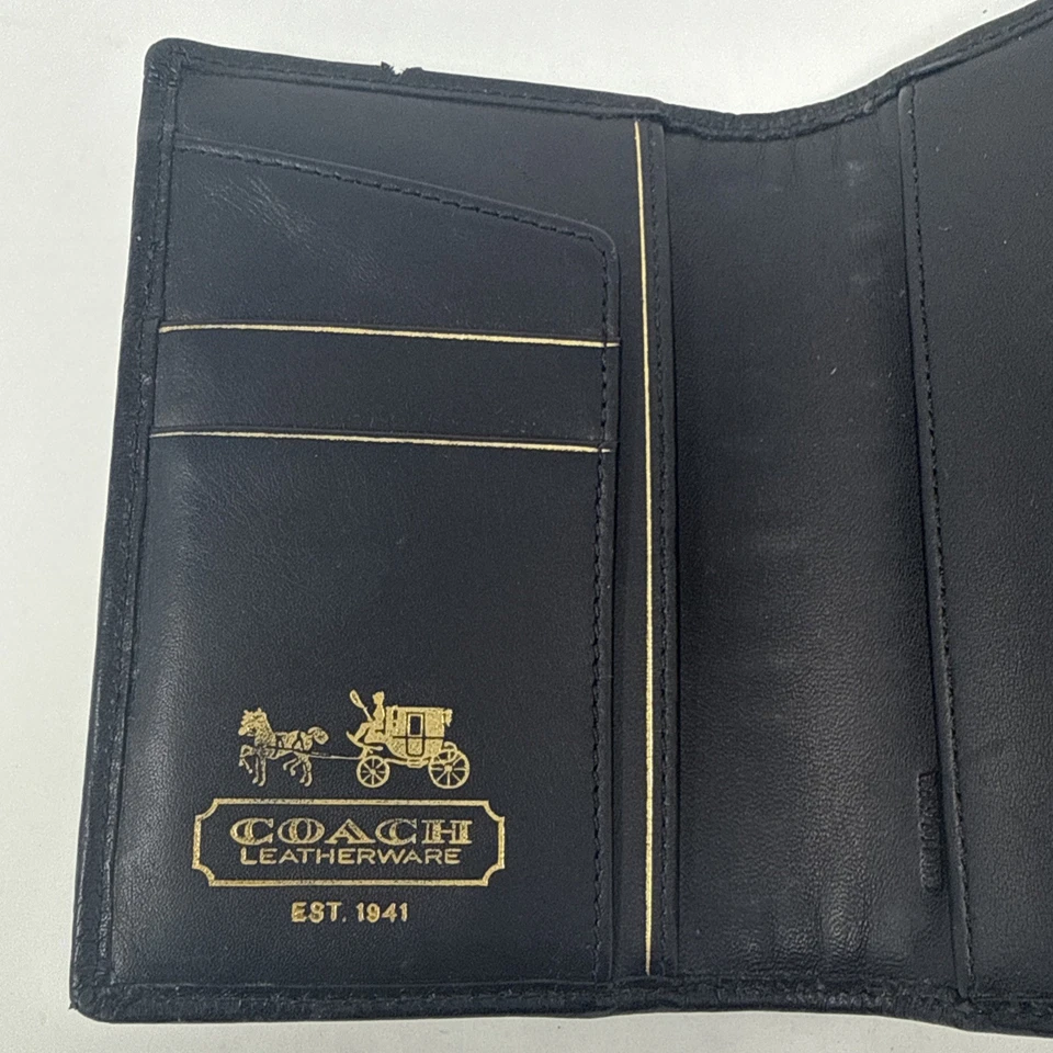 Soporte para pasaporte Coach Turnlock vintage, bloqueo giratorio Coach negro y dorado Foto 4 de 4