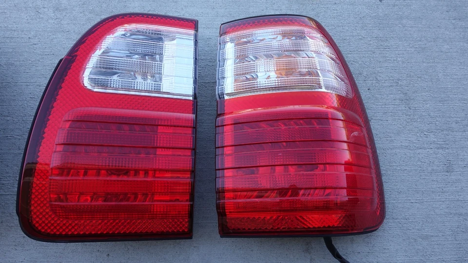 Par de luces traseras originales Lexus LX470 2000 2001 Cygnus luces traseras OEM Foto 3 de 4
