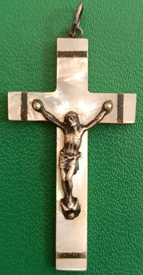 CROIX en PENDENTIF RELIGIEUX JESUS EN ARGENT et NACRE - Photo 1/3