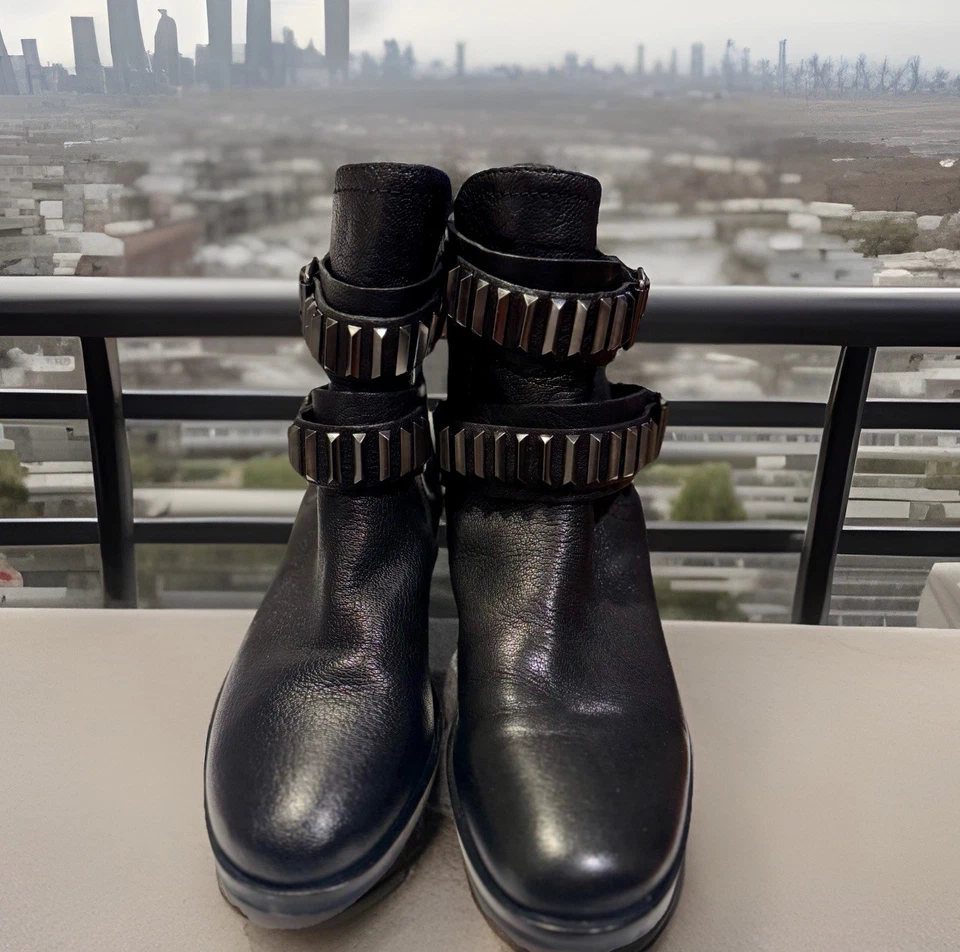 Botines Pour La Victoire para mujer de cuero negro con correa tachonada, talla 8M Foto 3 de 4