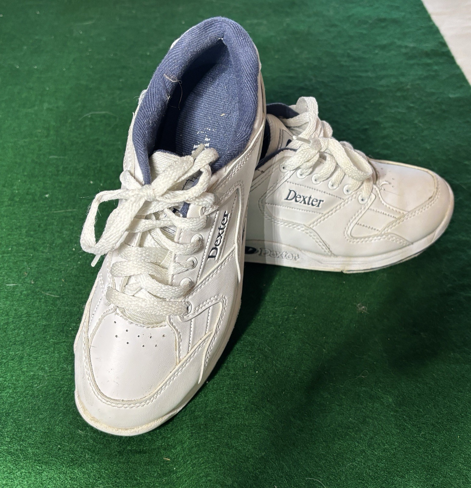 Size 4M Dexter Youth bowling Shoes, Gently Used.