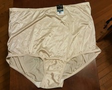 NWT Vanity Fair Perfectly Yours Ravissant 15712 brief panty Fawn 6/M.