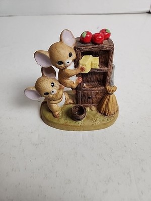 Vtg Enesco Figurine Two Mice Climbing Cupboard Stealing Cheese Hand Painted 1979