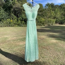FLAWED Elegant Mint Green Lace Formal Dress with Beaded Waist Floor Length