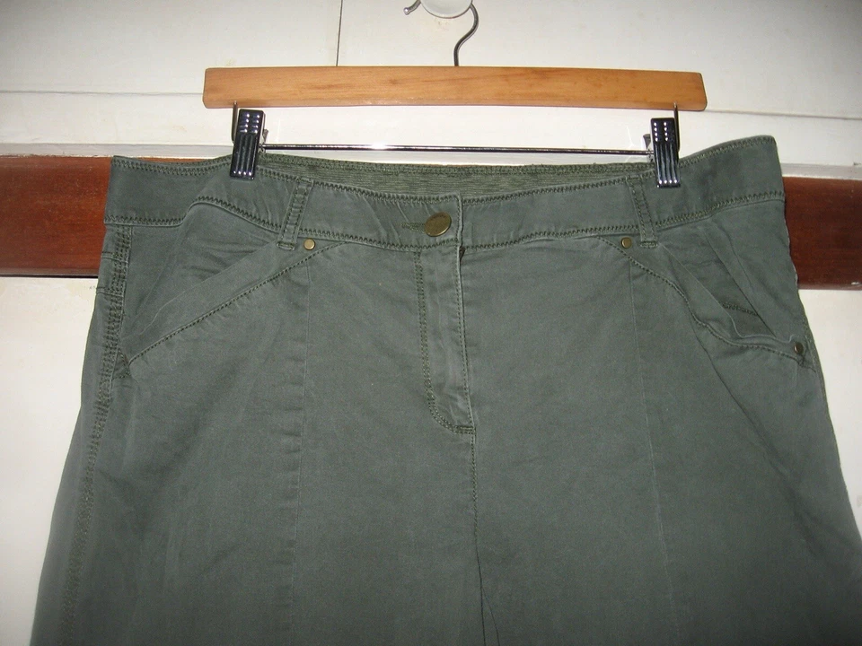 Pantalones al tobillo Chico’s verde militar talla 2 Foto 3 de 4