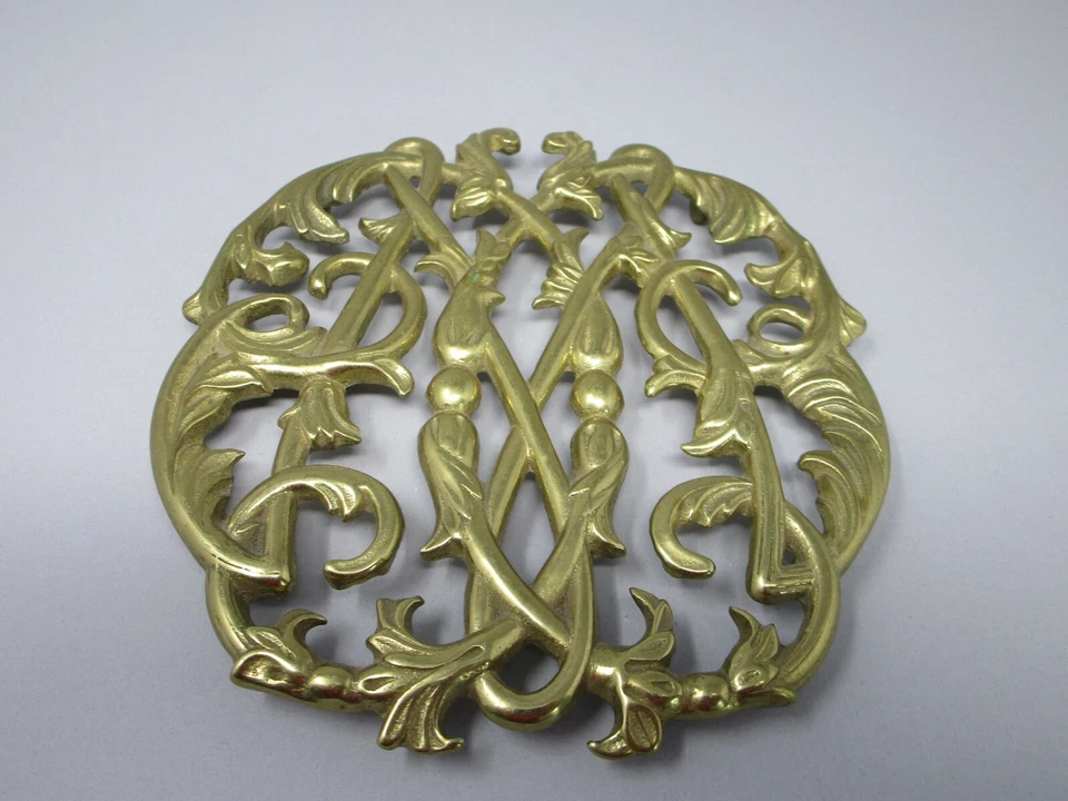 Remache vintage 1950 6" con patas de latón marcado CW10-14 Colonial Williamsburg Cypher Foto 2 de 4