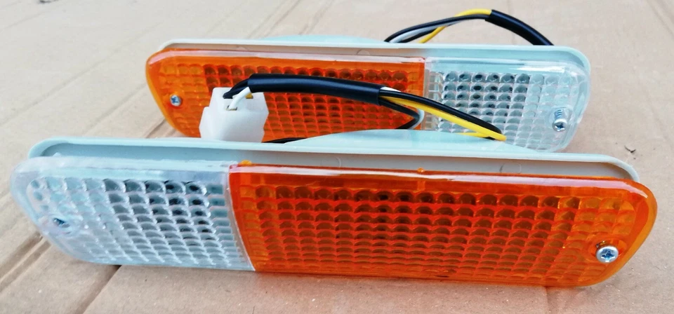 PAR DE LUCES GIRATORIAS PARACHOQUES DELANTERO FURGONETA DATSUN NISSAN URVAN E23 MODELO 1980 86 L R Foto 2 de 4