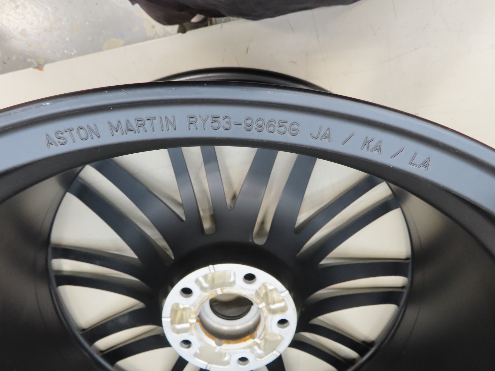2024-2026 ASTON MARTIN DB12 REAR FACTORY RIM 21X11.5J