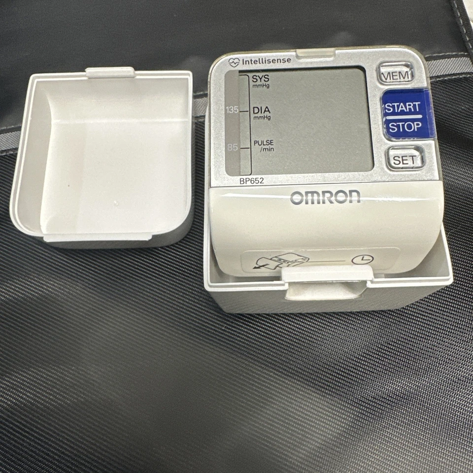 Omron Intellisense BP652 Automatic Wrist Blood Pressure Monitor Used - Tested - Image 2 of 4
