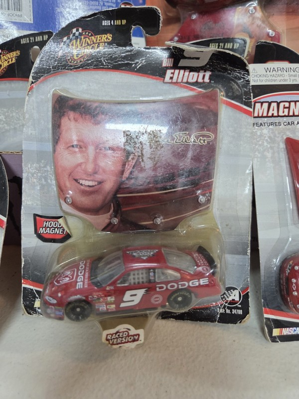 Winner's Circle 1:64 NASCAR 2002 Bill Elliott #9 Dodge Dealers/UAW Hood Magnet
