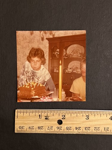 FOTO DE COLECCIÓN ENCONTRADA Chico soplando sus velas de pastel de cumpleaños - Imagen 2 de 4