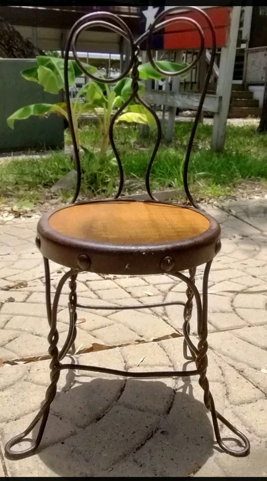 Antiguo asiento victoriano de madera de alambre trenzado silla de heladería para niños pequeños Foto 2 de 4