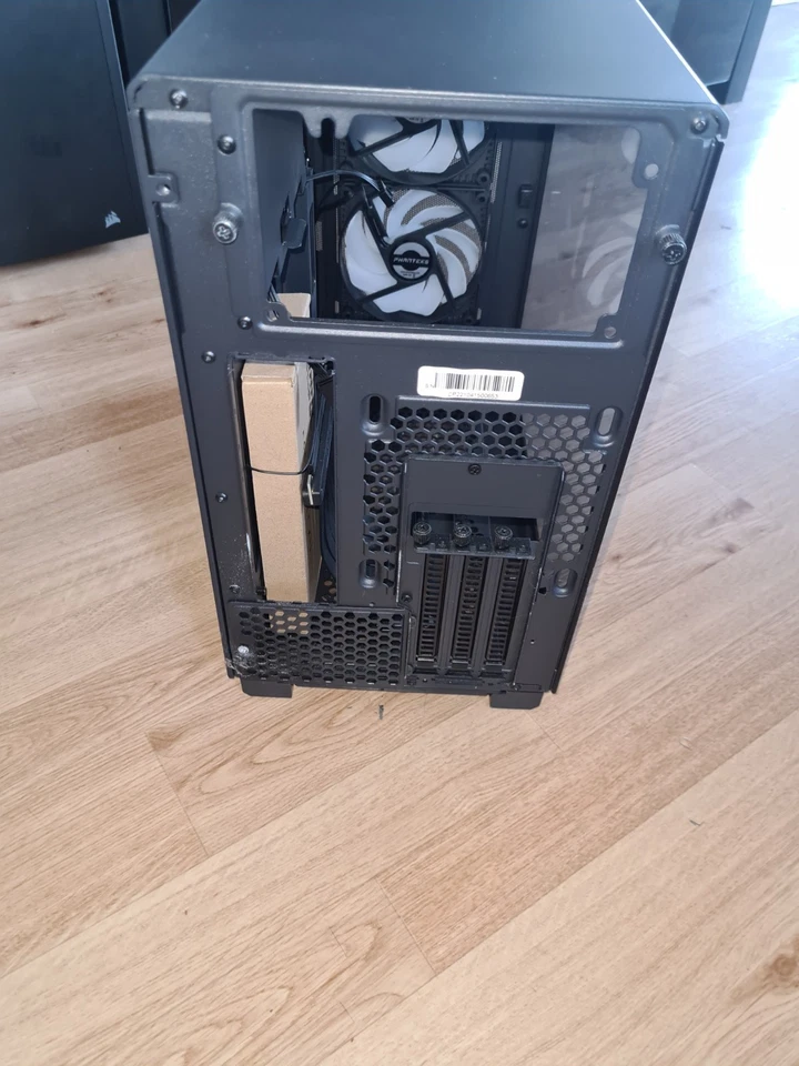 Phanteks P200A case with vertical GPU mount kit - Image 4 of 4