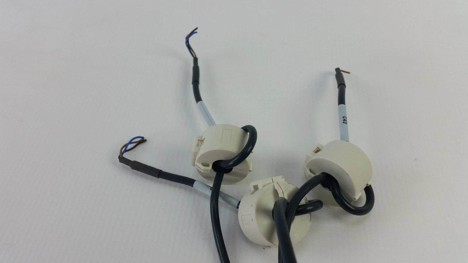 Power leads of the E3X-NH11 amplifiers with clip-on ferrite cores