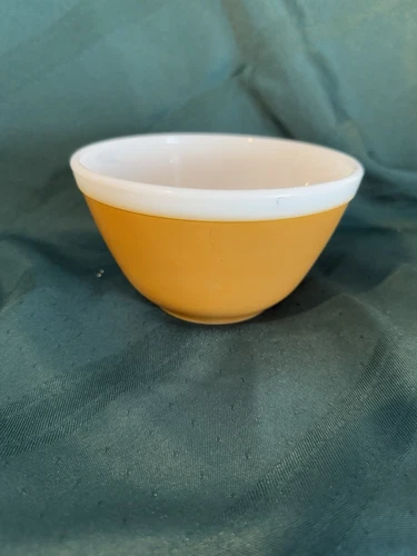 Vintage Pyrex 1.5 Quart Bowl In Mustard Yellow